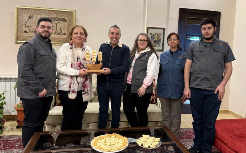 في خطوة تكريمية للمربين والأساتذة المتقاعدين، قام رئيس حركة شباب الشرق الإعلامي طوني أبو نعوم بزيارة الأستاذة إلهام معلوف زناتي ، وذلك تقديراً لعطائها المميز في مجال التربية والتعليم. رافق أبو نعوم وفد من أعضاء الحركة لتقديم درع تكريمي لها.